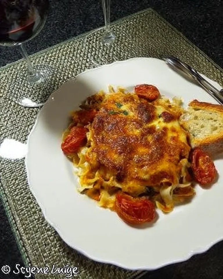 Fettucine gratinés préparés avec sauce tomate et basilic, un plat savoureux.
