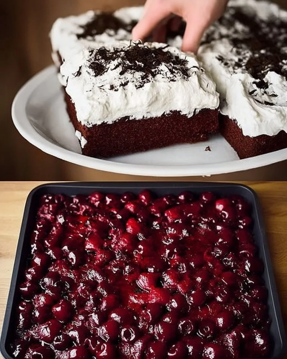 Gâteau Forêt Noire en plaque, dessert chocolat et cerises délicieux.