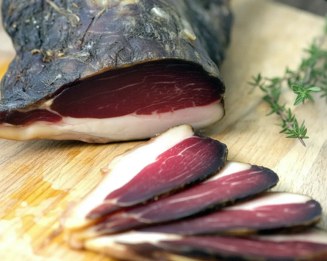 Recette de magret de canard séché maison avec épices et gros sel.