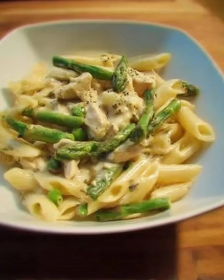 Pâtes béchamel crémeuses avec poulet et asperges à la moutarde