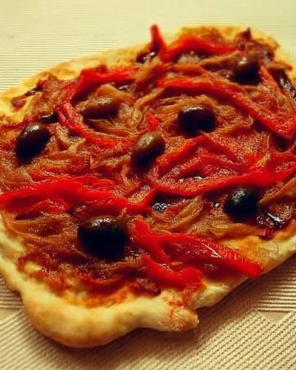 Pizza garnie de poivrons caramélisés et vinaigre balsamique