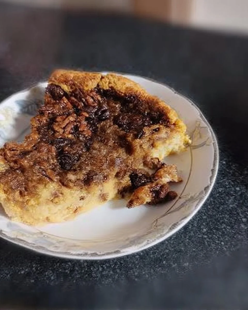 Pouding chômeur style tarte aux pacanes, un dessert sucré et réconfortant.