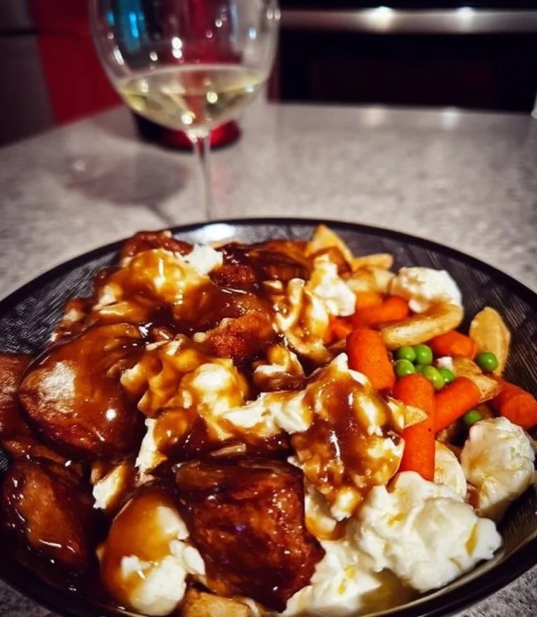 Poutine d'antan garnie de frites, fromage en grains et sauce brune