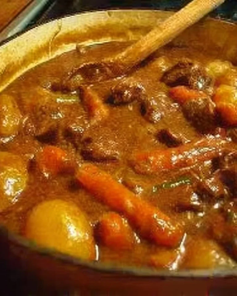 Ragoût de boeuf aux légumes et à la bière, plat chaud et réconfortant