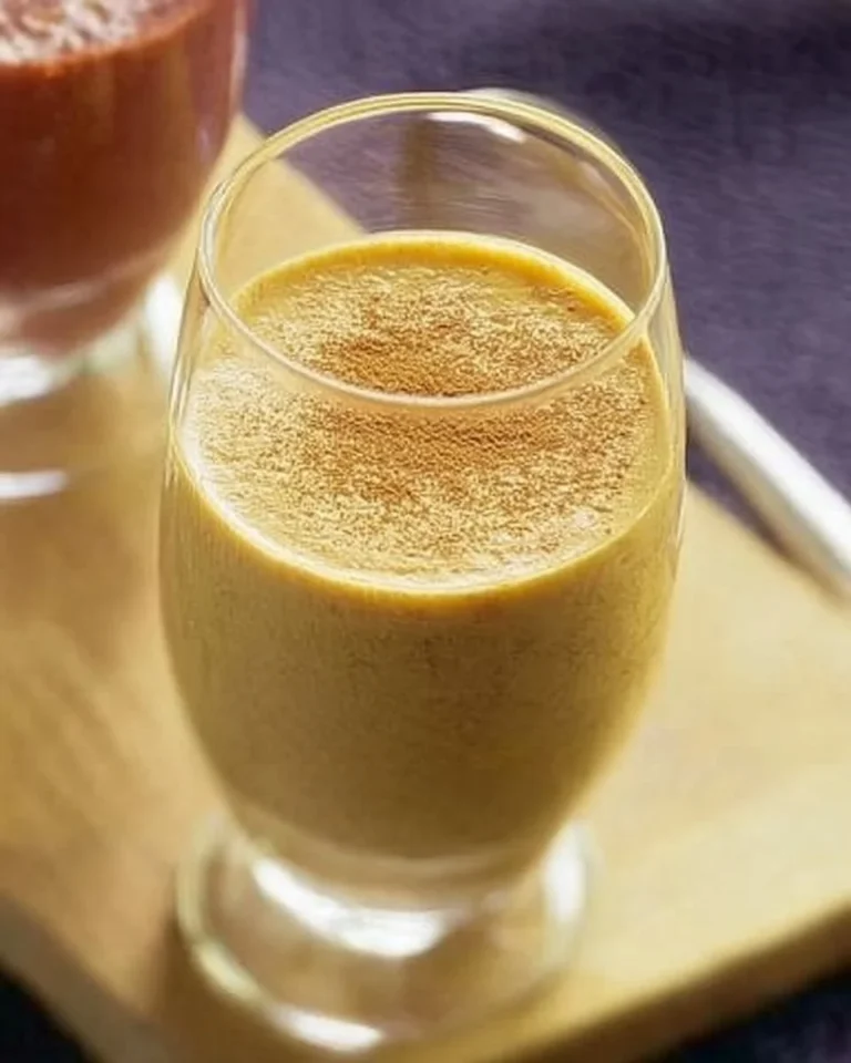 Smoothie à la citrouille dans un verre décoré, succulent et crémeux.