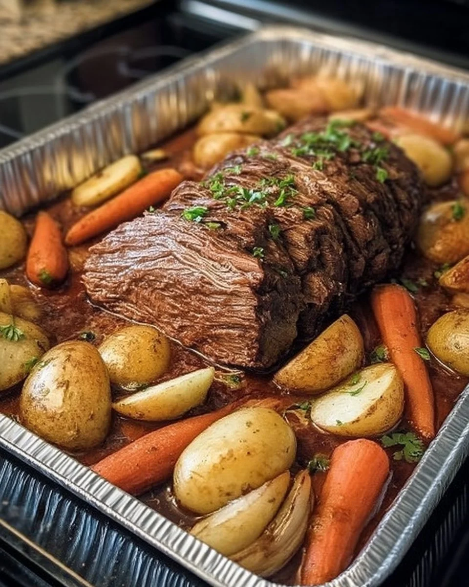 Rôti de bœuf juteux cuit au four avec des légumes assortis