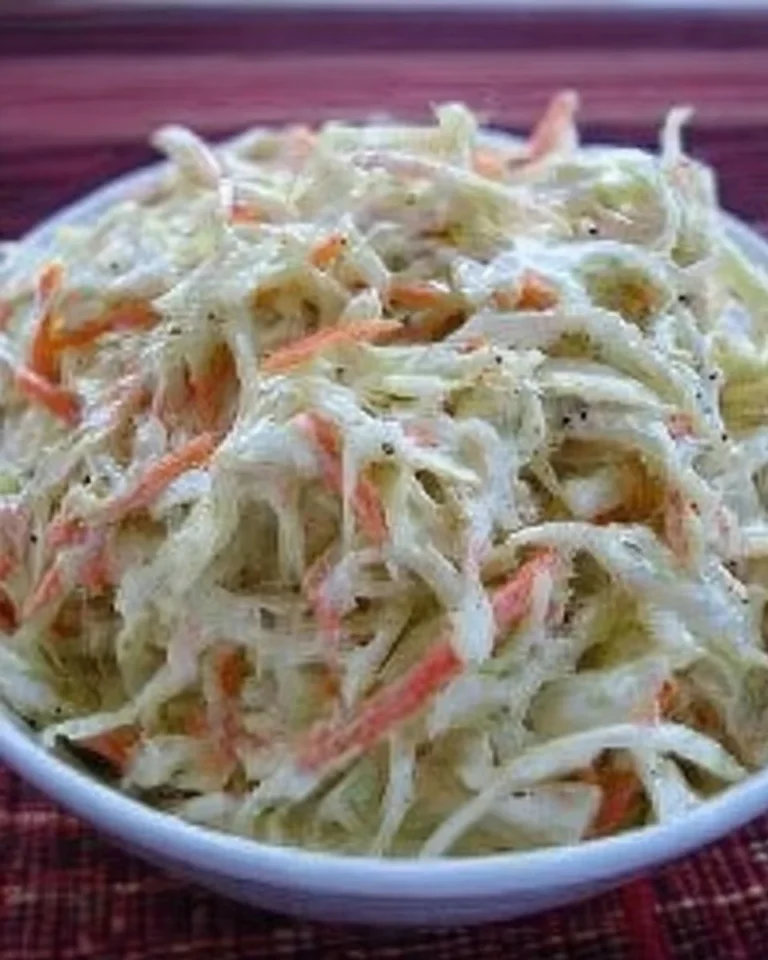 Salade de chou crémeuse servie dans un bol avec des ingrédients frais