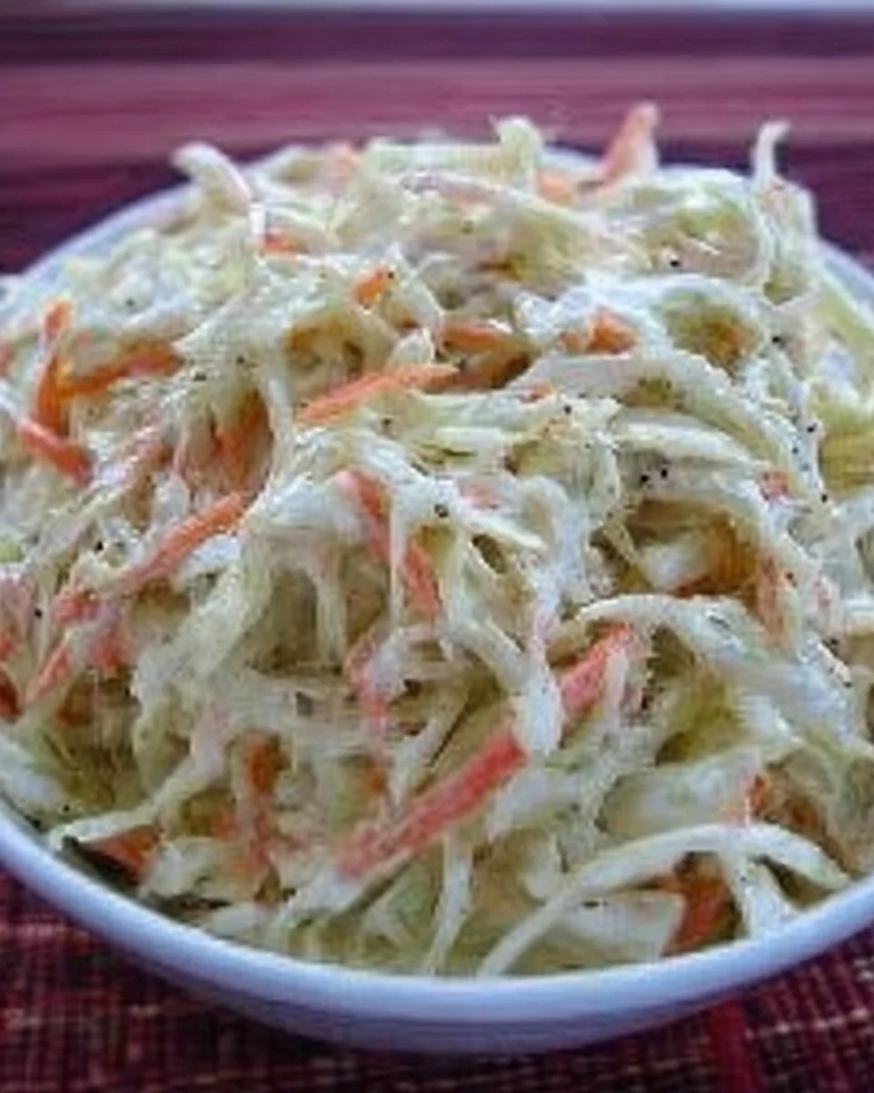 Salade de chou crémeuse servie dans un bol avec des ingrédients frais
