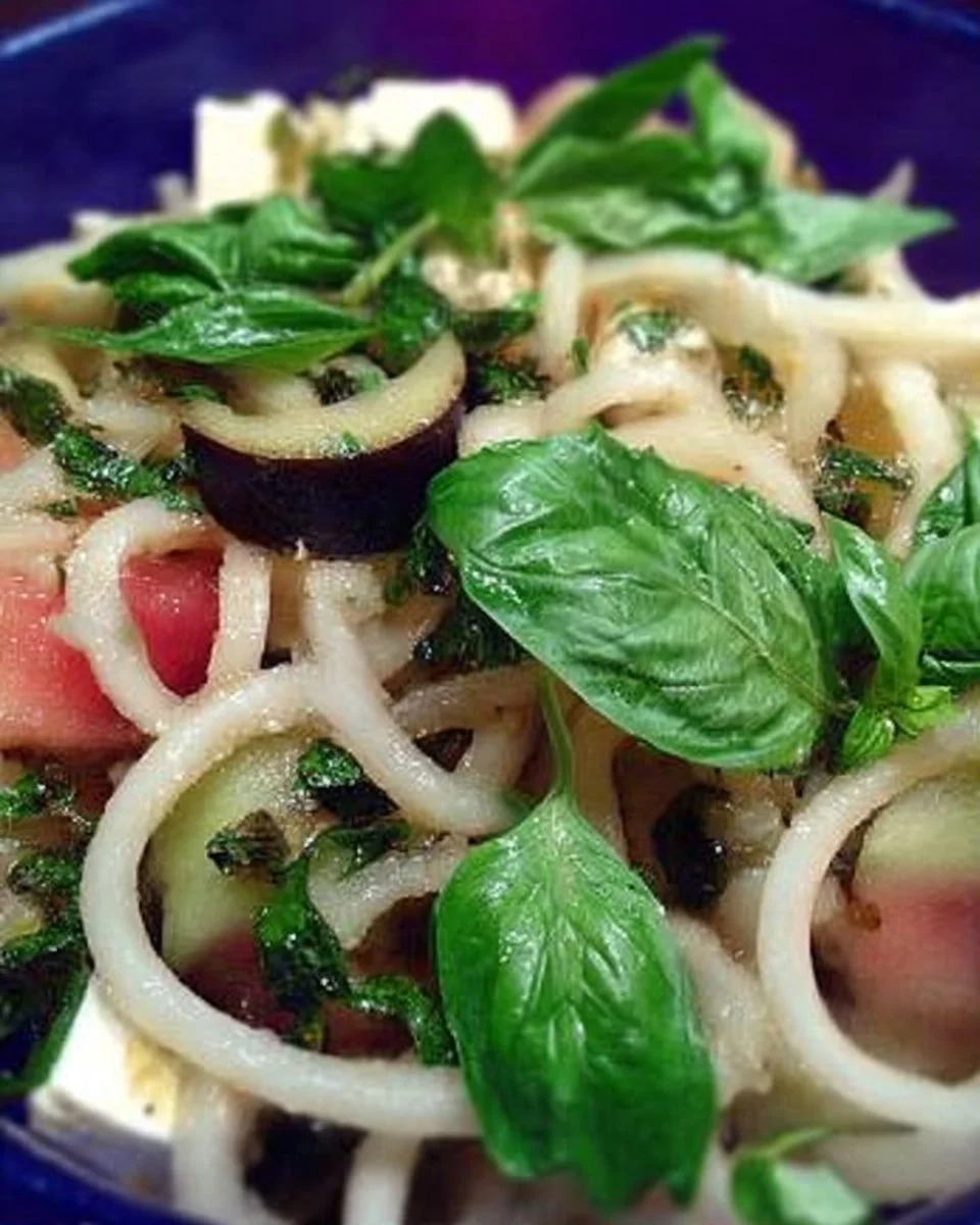 Salade de melon, basilic et feta dans un bol en verre