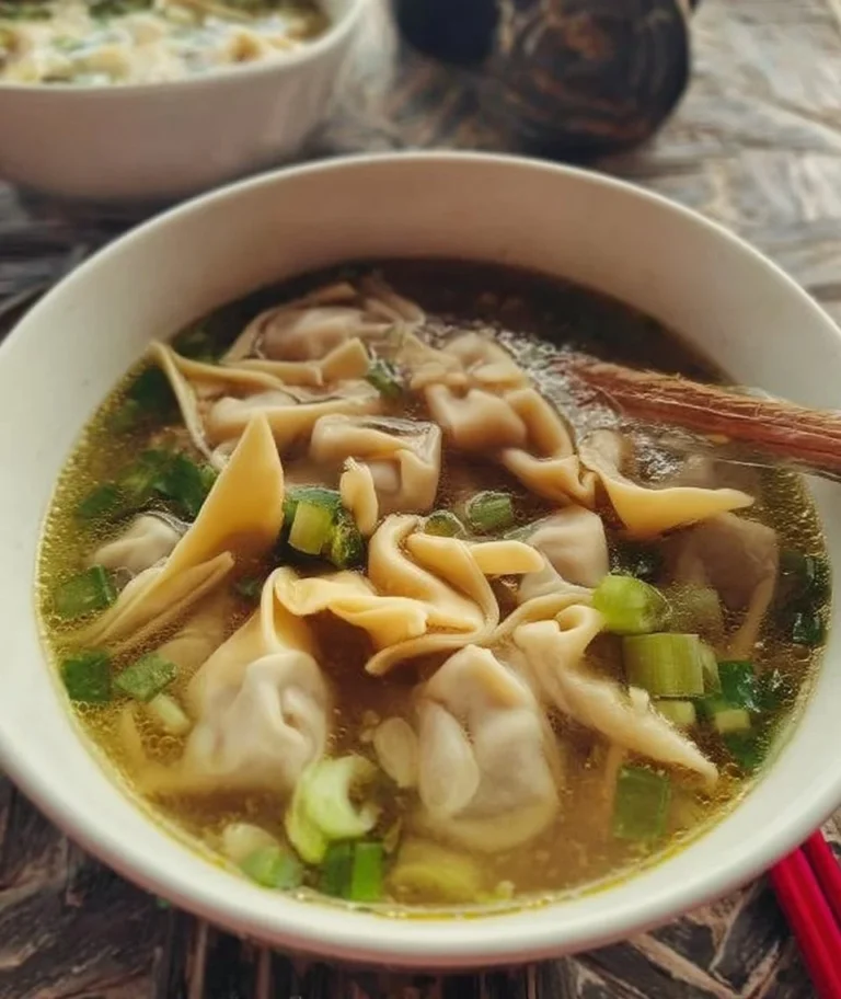 Bol de soupe won-ton avec garnitures fraîches et savoureuses