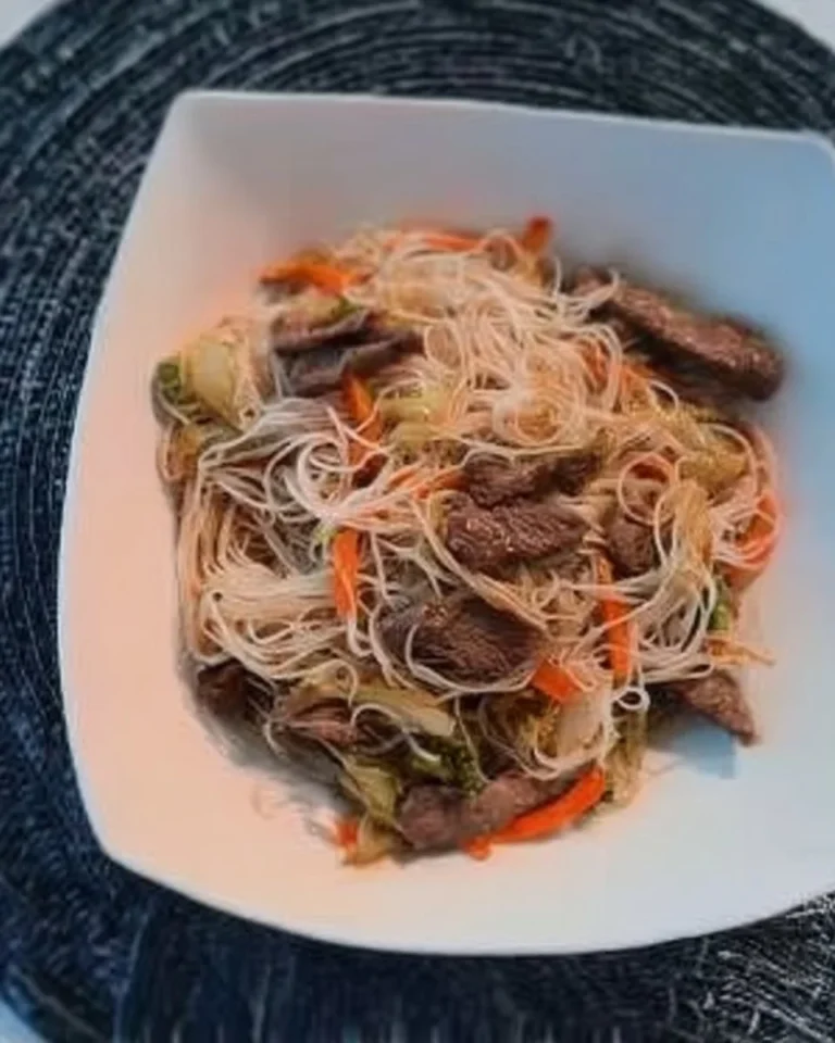 Vermicelles de riz au boeuf et chou chinois dans une assiette colorée
