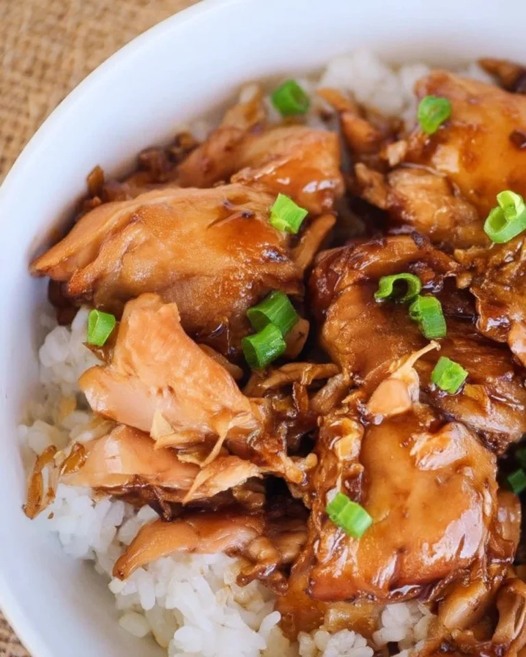 Haut de cuisse de poulet teriyaki à la mijoteuse présenté sur une assiette