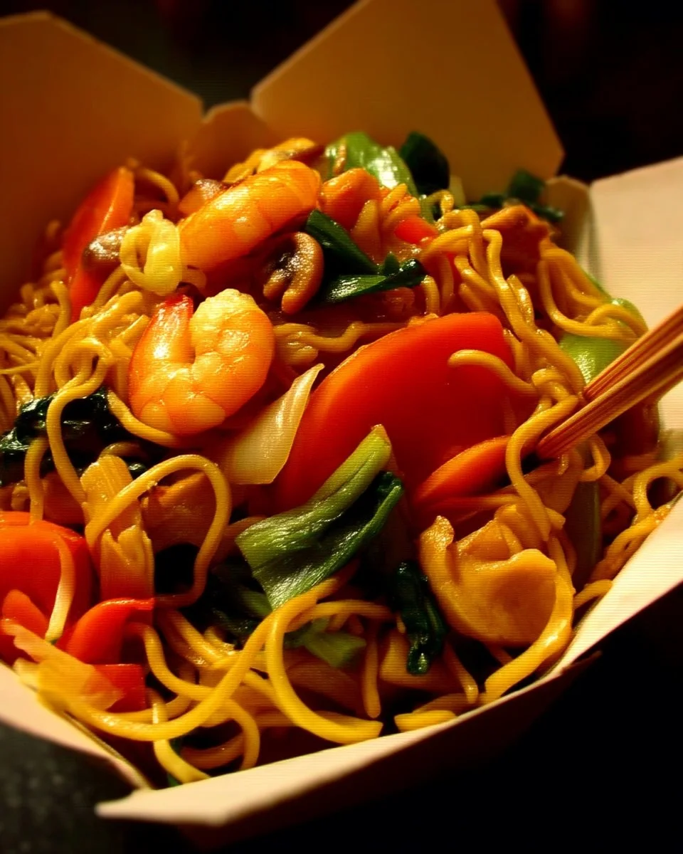 Chow mein à la cantonaise avec nouilles et légumes frais