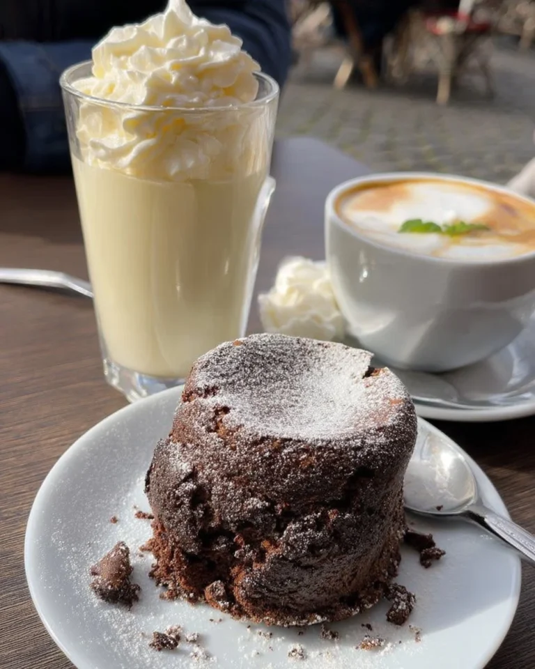 Fondant au chocolat moelleux servi avec de la chantilly