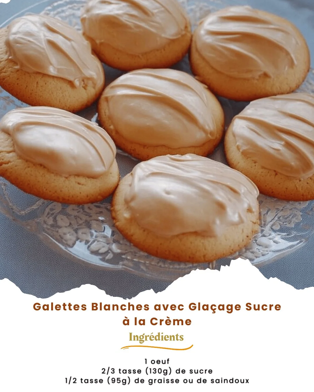 Galettes blanches avec glaçage sucre à la crème sur une assiette