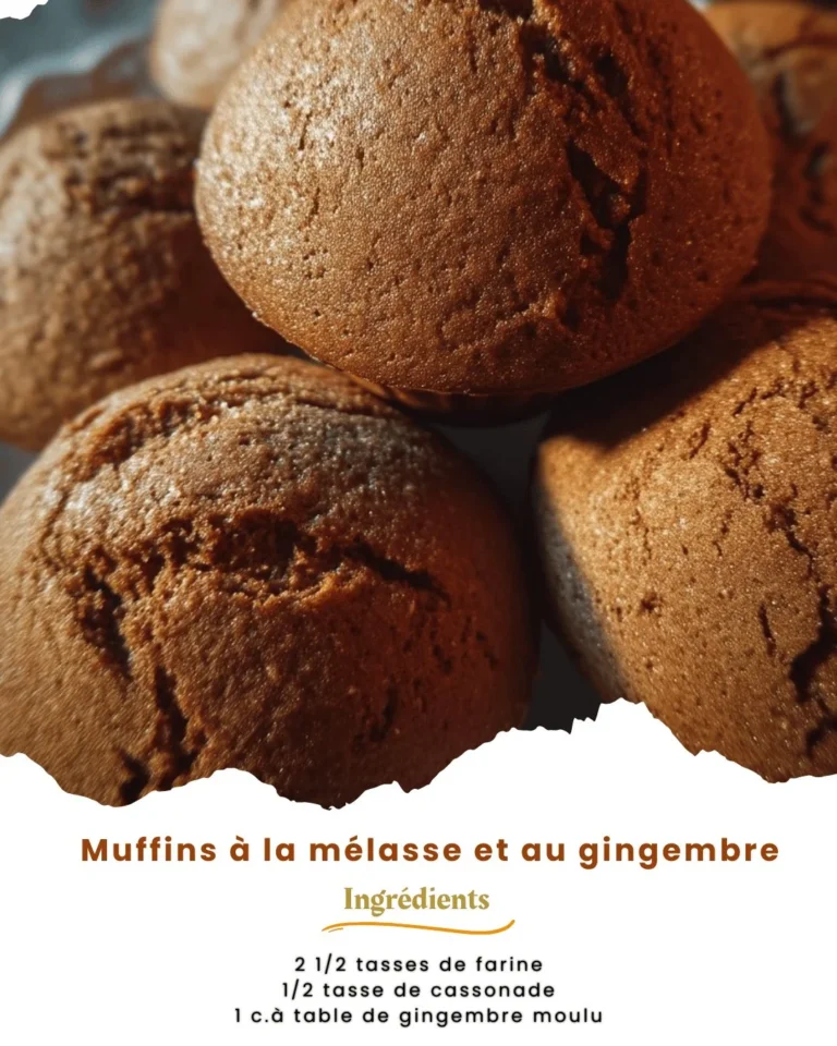 Muffins à la mélasse et au gingembre sortant du four, dorés et moelleux.