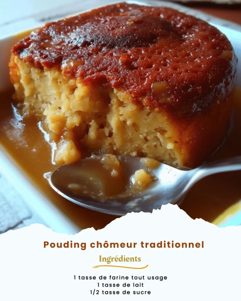 Pouding chômeur traditionnel servi avec une sauce sucrée et de la crème.