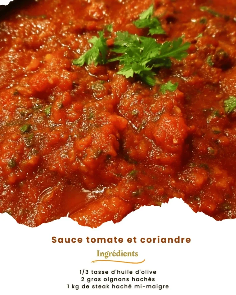 Sauce tomate parfumée au coriandre sur une assiette artisanale
