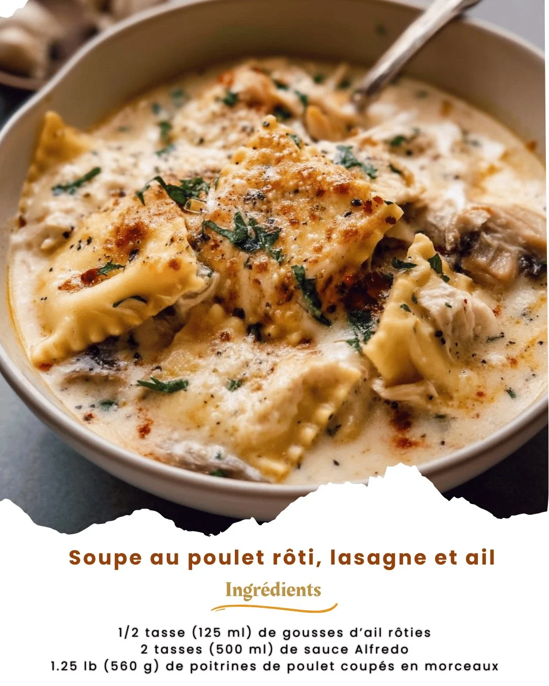 Soupe au poulet rôti avec lasagne et ail, plat savoureux et réconfortant.