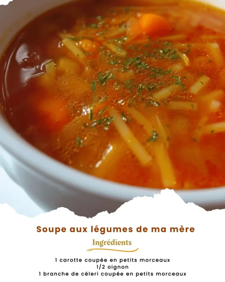 Soupe aux légumes de ma mère servie dans un bol chaud