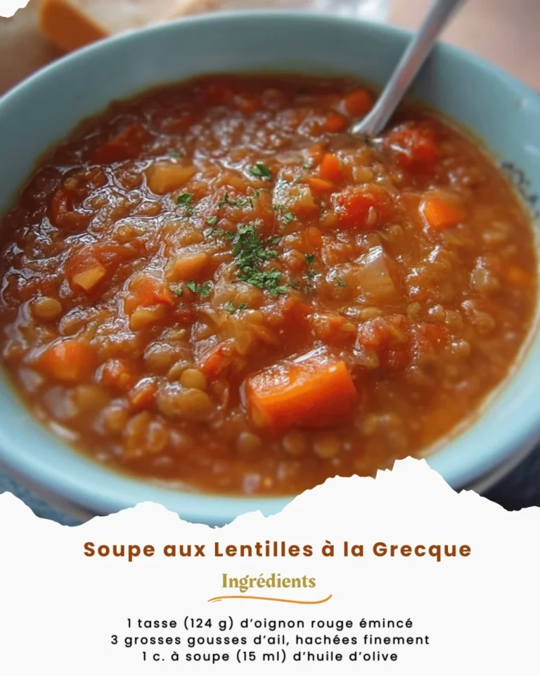 Soupe aux lentilles à la grecque garnie d'herbes fraîches et de citron.