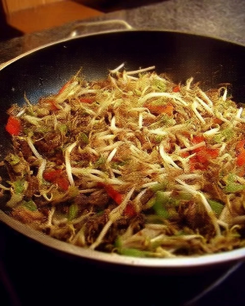 Haricots germés cuisinés dans un wok avec des légumes frais.