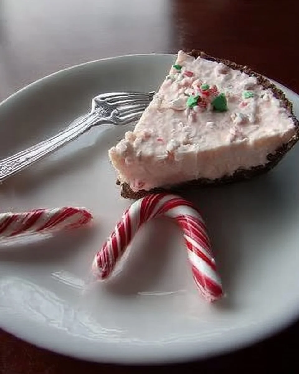 Tarte aux Cannes de Bonbon garnie de fruits colorés et de crème