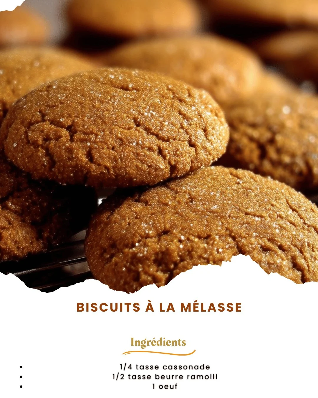 Biscuits à la mélasse dorés, moelleux et irrésistiblement savoureux sur une assiette.