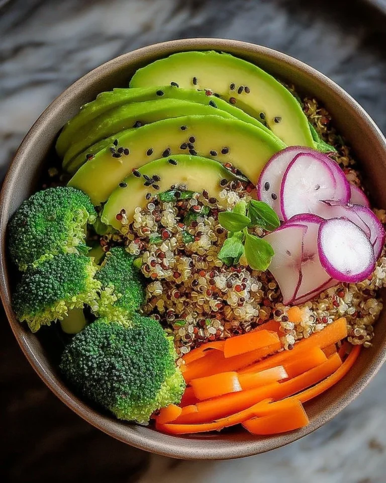 Bol de quinoa avec brocoli, avocat et légumes frais pour un repas sain