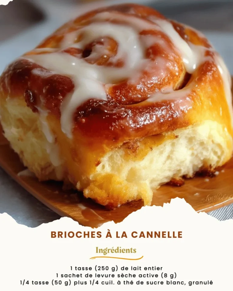 Brioches à la cannelle fraîchement cuites sur une assiette en bois.