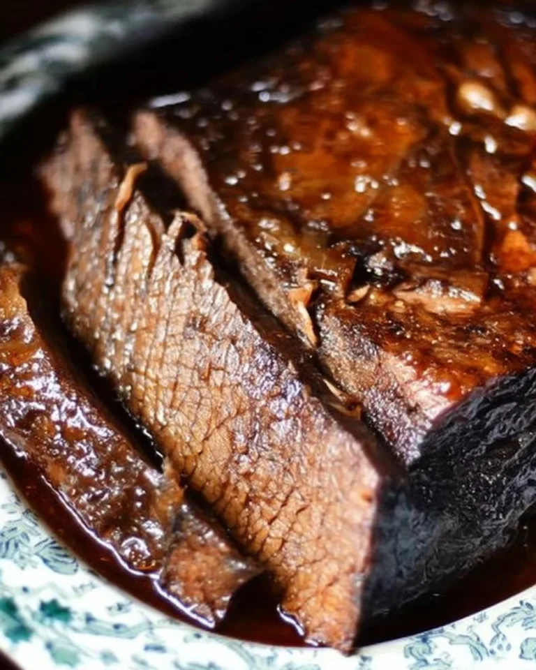 Brisket au sirop d'érable mijoté dans une cocotte, prêt à être servi.