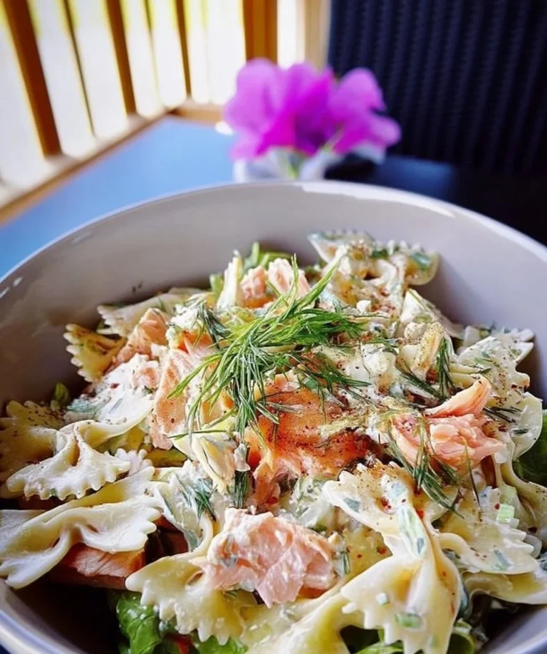 Salade de farfalle crémeuse au saumon fumé prête à servir.