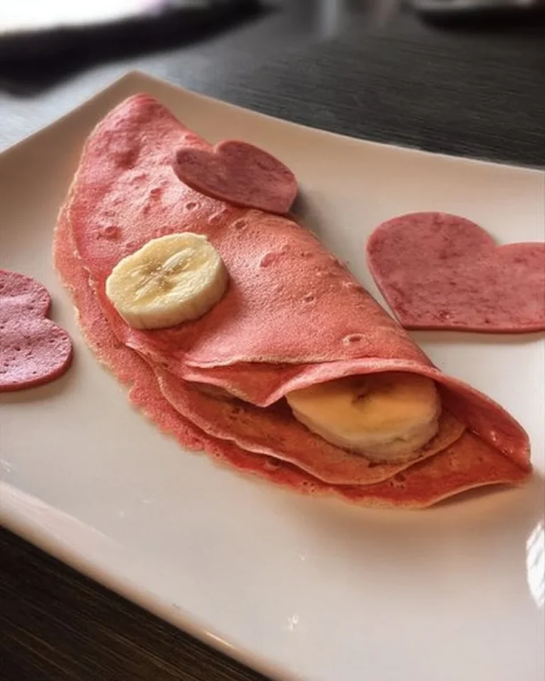 Crêpes roses pour la St-Valentin, délicieusement garnies et présentées.