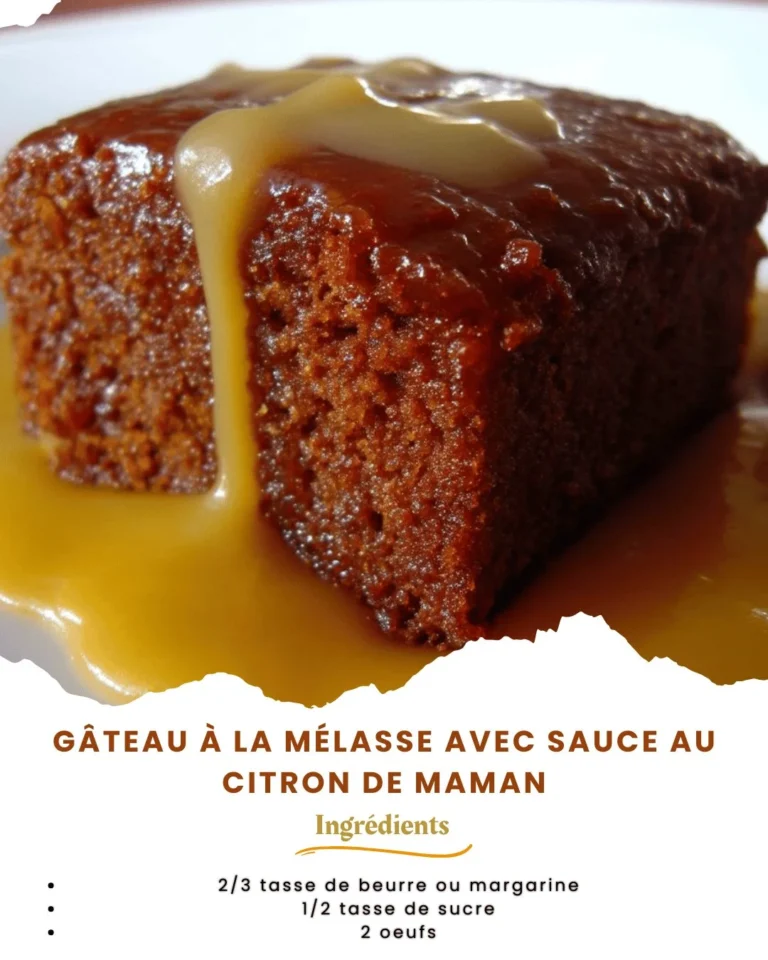 Gâteau à la mélasse avec sauce au citron de maman sur une assiette