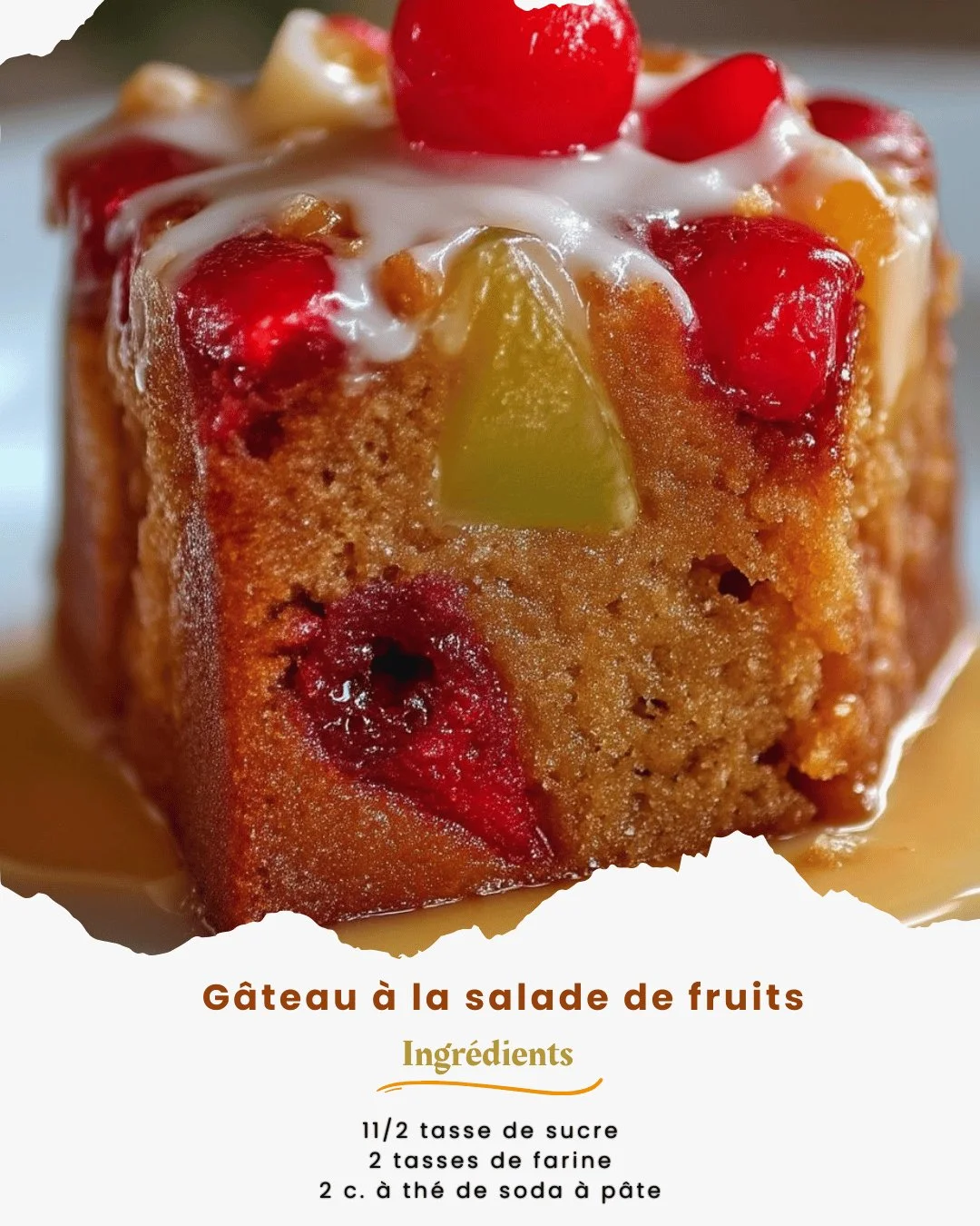 Gâteau à la salade de fruits frais et coloré, parfait pour les desserts d'été.