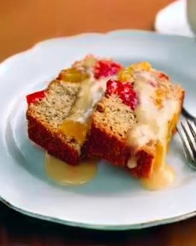 Gâteau à la salade de fruits décoré de fruits frais et colorés.