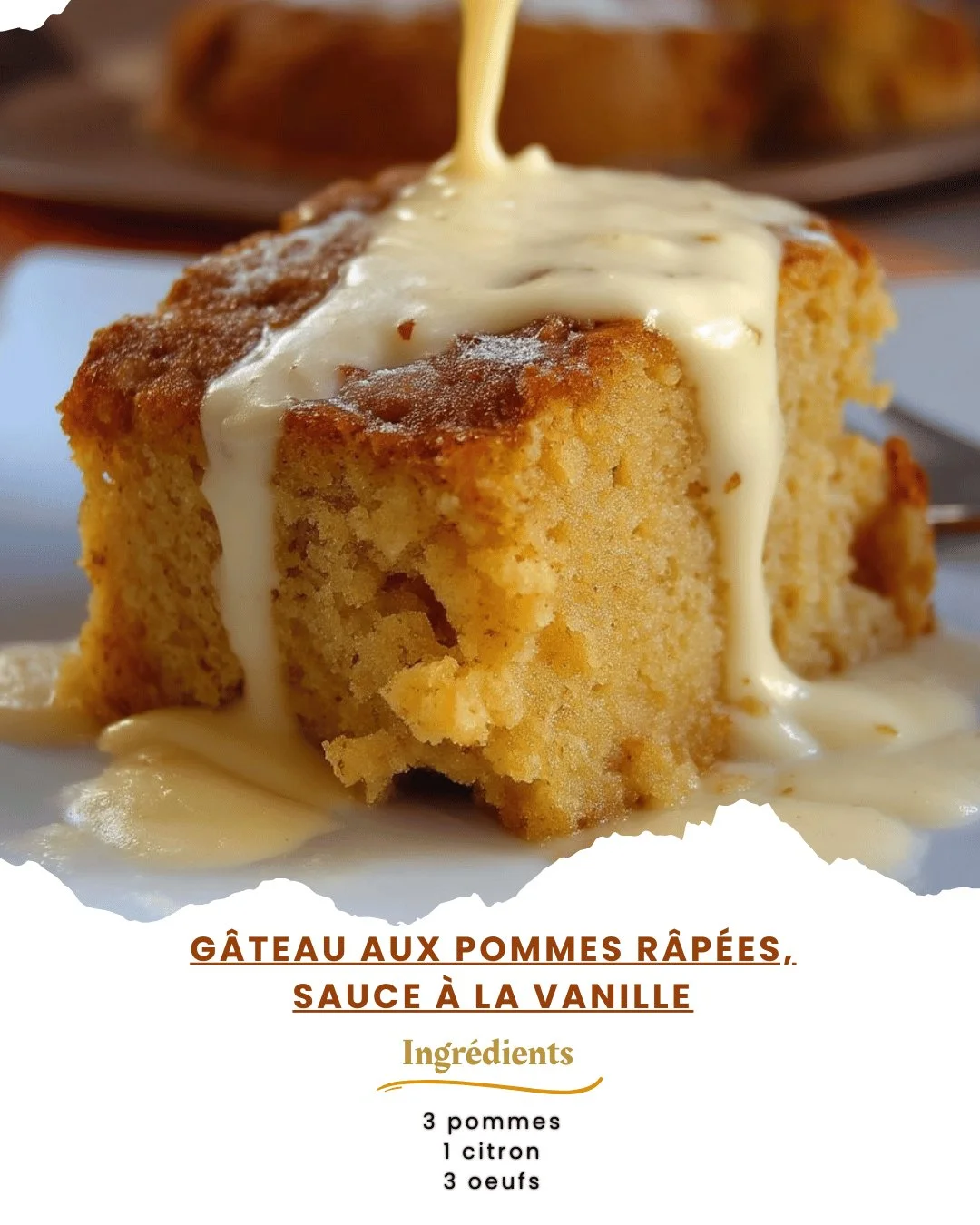 Gâteau aux pommes râpées avec une sauce à la vanille servie dans une assiette