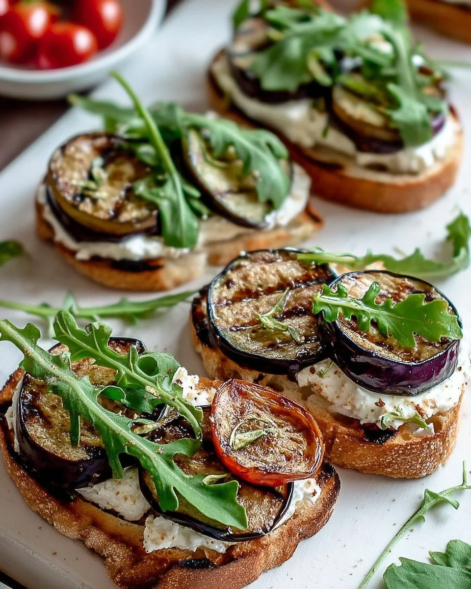 Tartines d'aubergine grillée avec fromage de chèvre et roquette