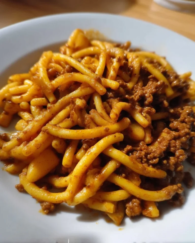 Plat de macaronis longs au bœuf haché savoureux et garnis