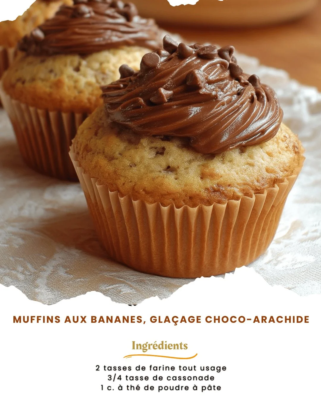 Muffins aux bananes avec glaçage choco-arachide sur une assiette