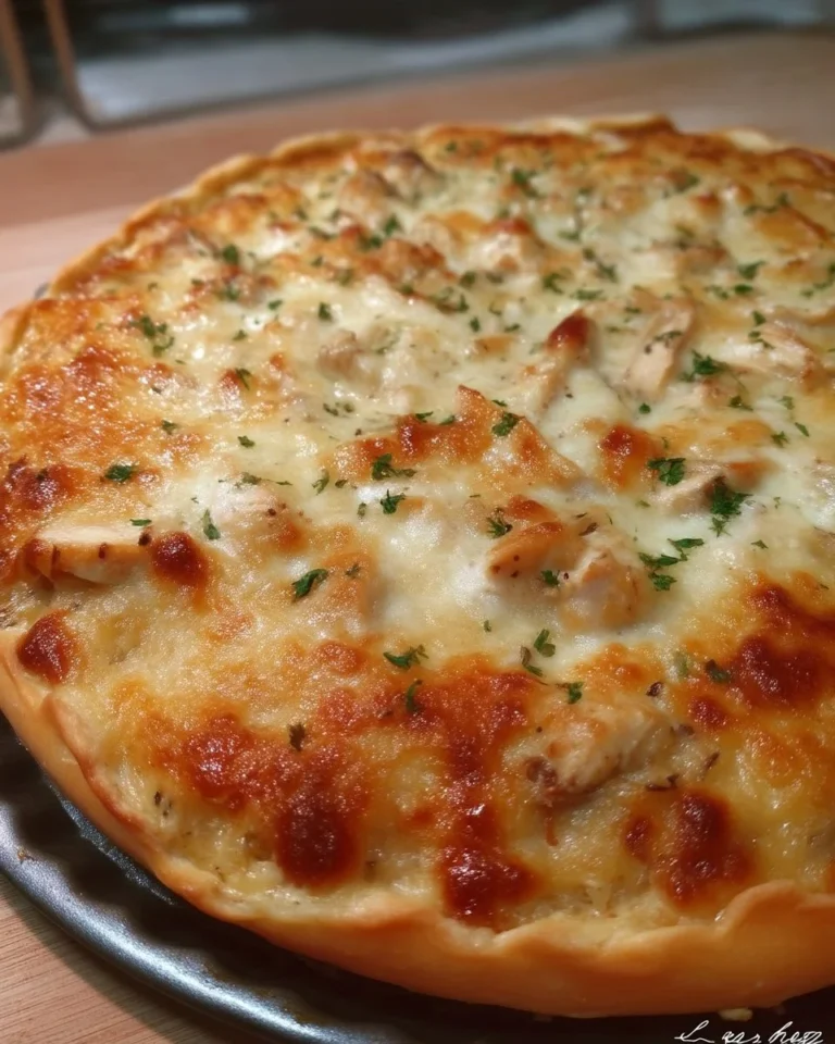 Pizza pâté au poulet garnie de légumes et fromages fondus