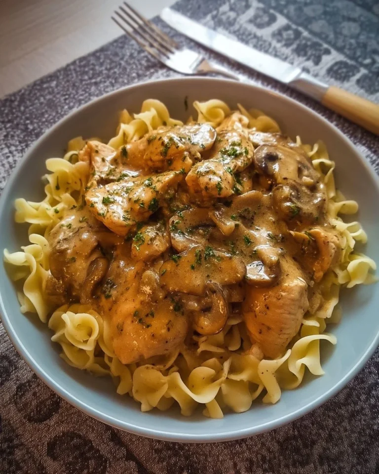 Recette de Poulet Stroganoff servie dans une assiette élégante