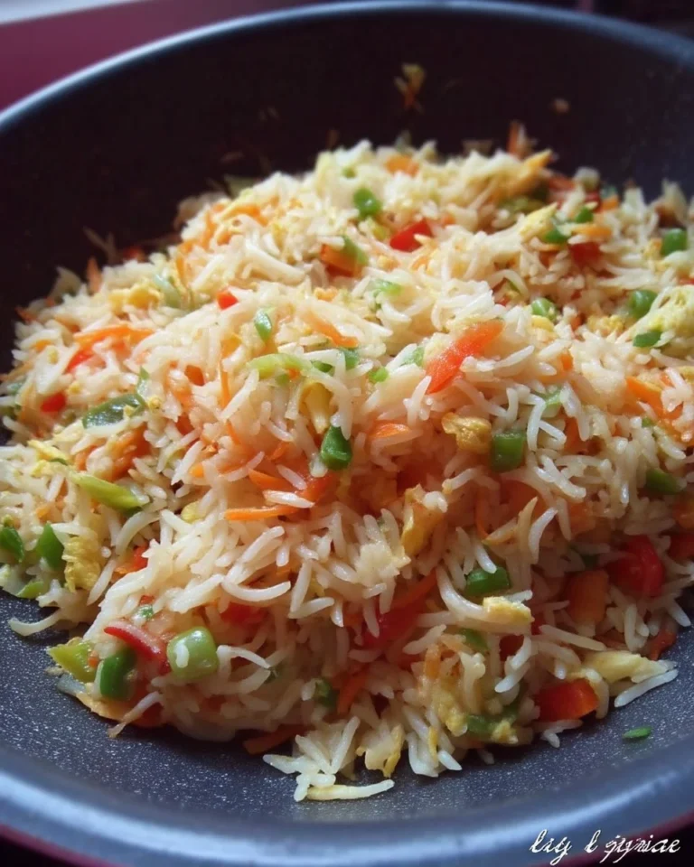Assiette de riz aux légumes frais et colorés