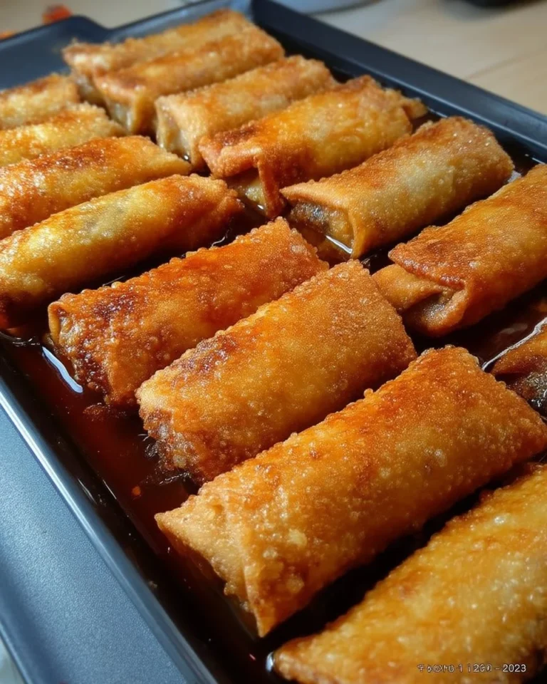 Rouleaux de printemps au poulet servis avec sauce