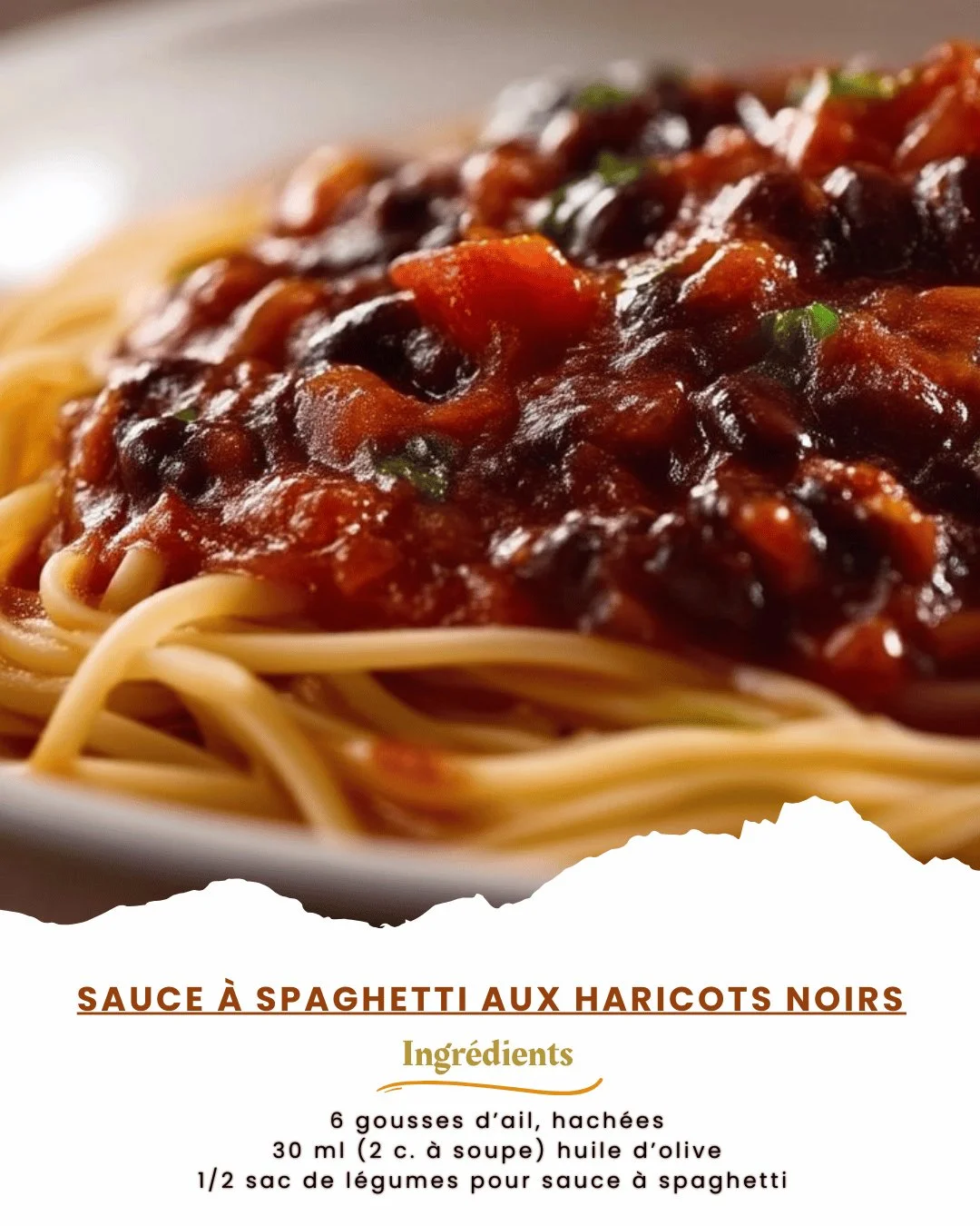 Sauce à spaghetti aux haricots noirs dans un bol prêt à être servi.