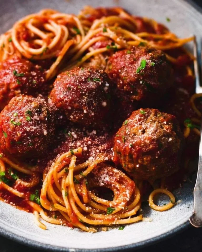 Bol de spaghetti avec boulettes de viande et sauce mijotée