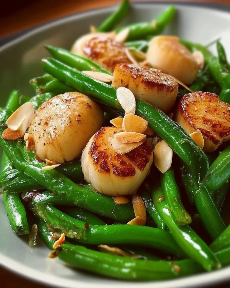 Scallops sautés avec des amandes et des haricots, plat raffiné et savoureux.