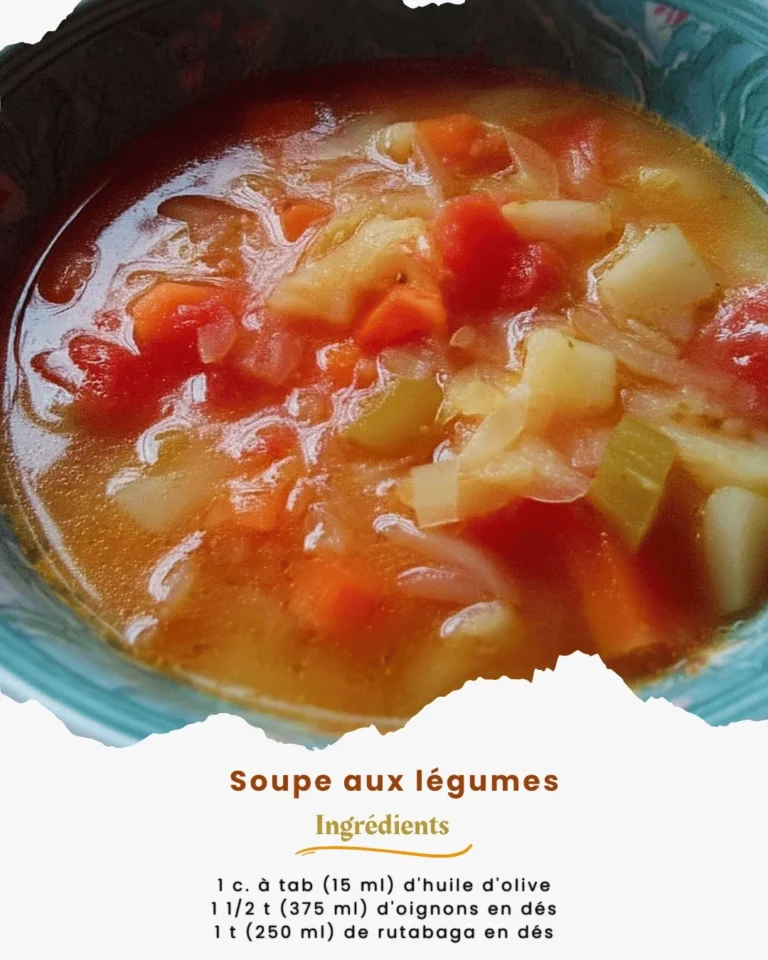 Soupe aux légumes fraîchement préparée, pleine de saveurs et ingrédients sains.