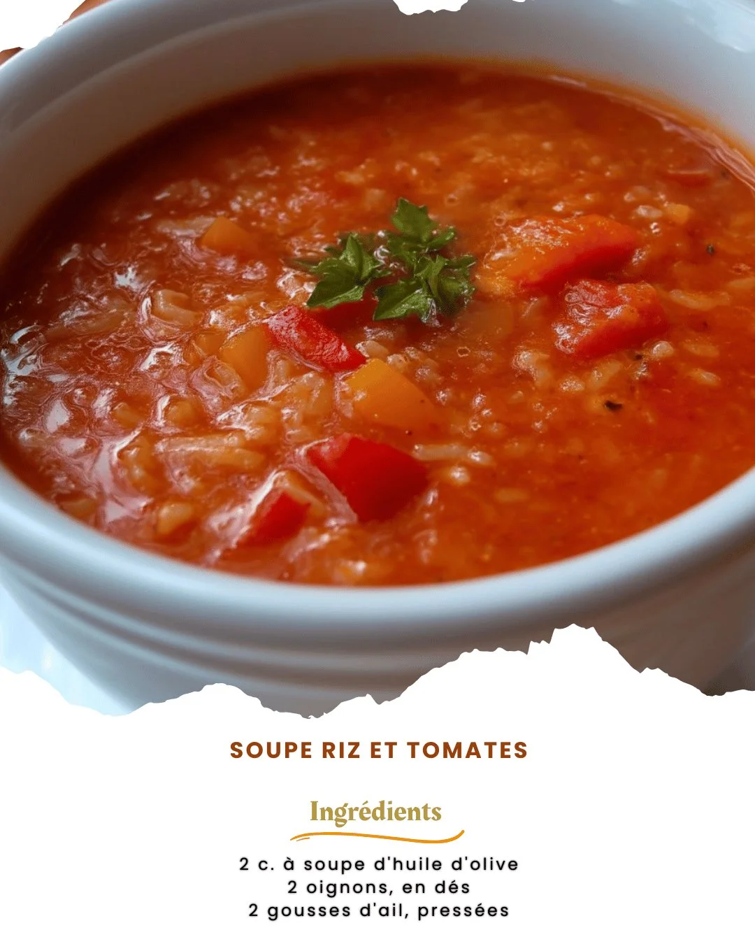 Soupe de riz et tomates chaude et réconfortante dans un bol.