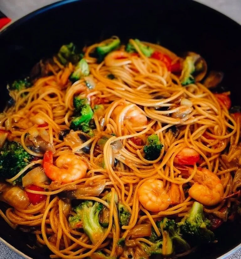 Spaghetti chinois aux crevettes dans un bol coloré